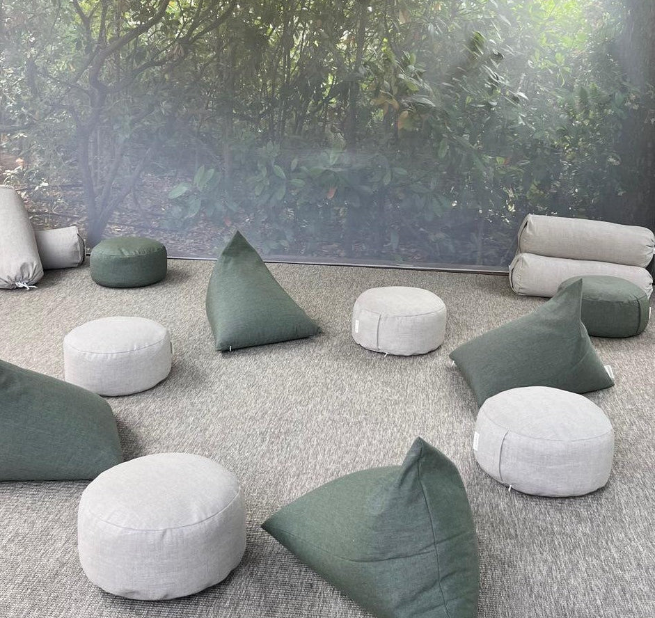 Vue d'ensemble de l'espace zen équipé de zafus, berlingots et bolsters Awena Studio